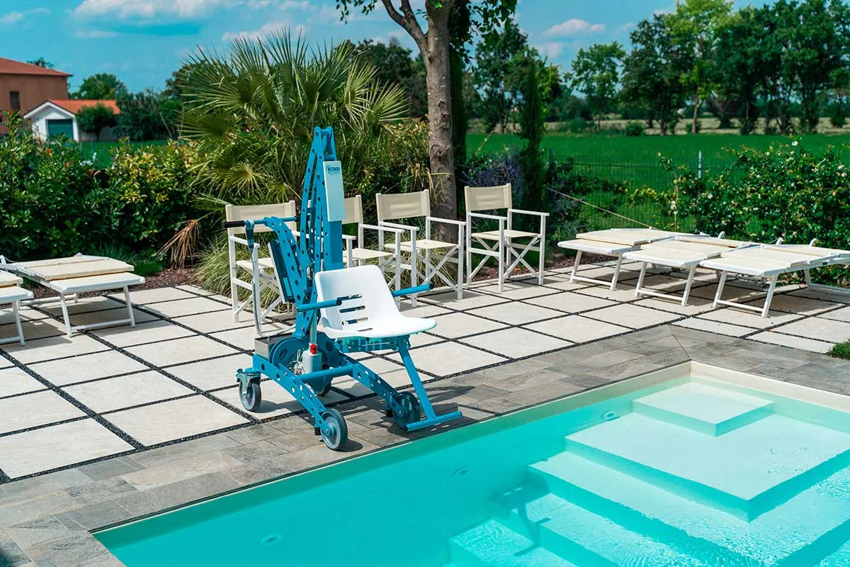 Ecopool on siirretävä akkukäyttöinen uima-allasnostin. Nostin on erittäin helppo ja nopea käyttää. Nostimen maksimi nostokyky 140 kg. Täydellä akulla n. 50 nostosyklin kapasiteetti. 